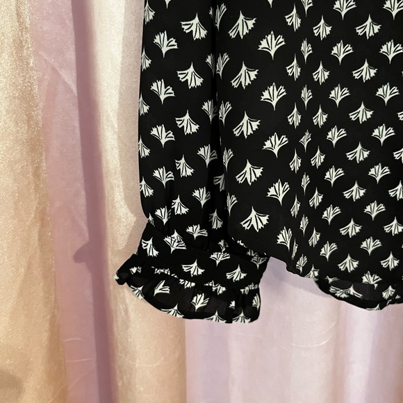 LOFT delicate black blouse with white flowers and ruffled collar and sleeves - Picture 9 of 13